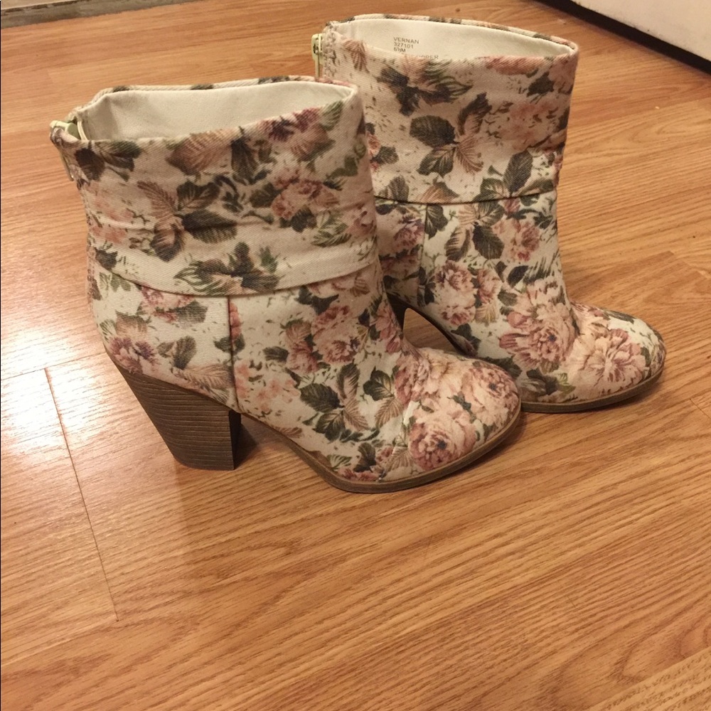 only $5 bundle with other, Fabric ankle boot